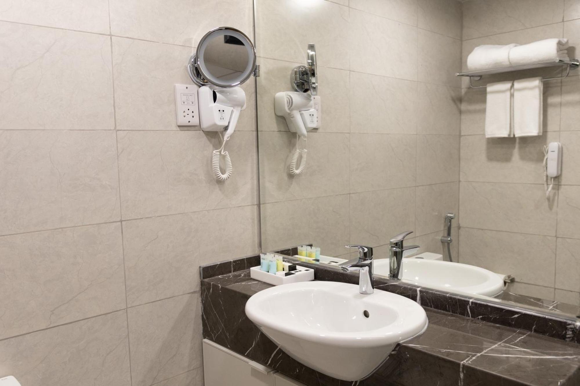 Vendome Plaza Hotel Dubai Bagian luar foto