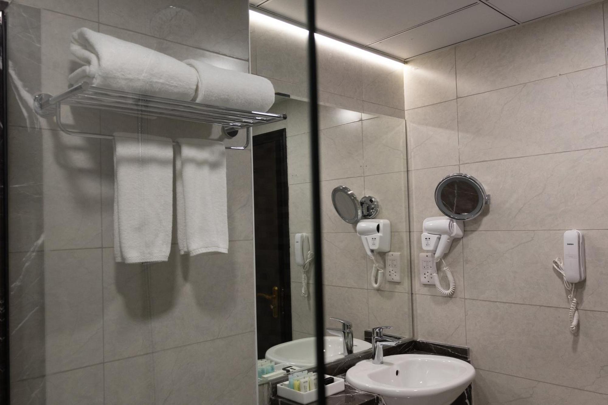 Vendome Plaza Hotel Dubai Bagian luar foto